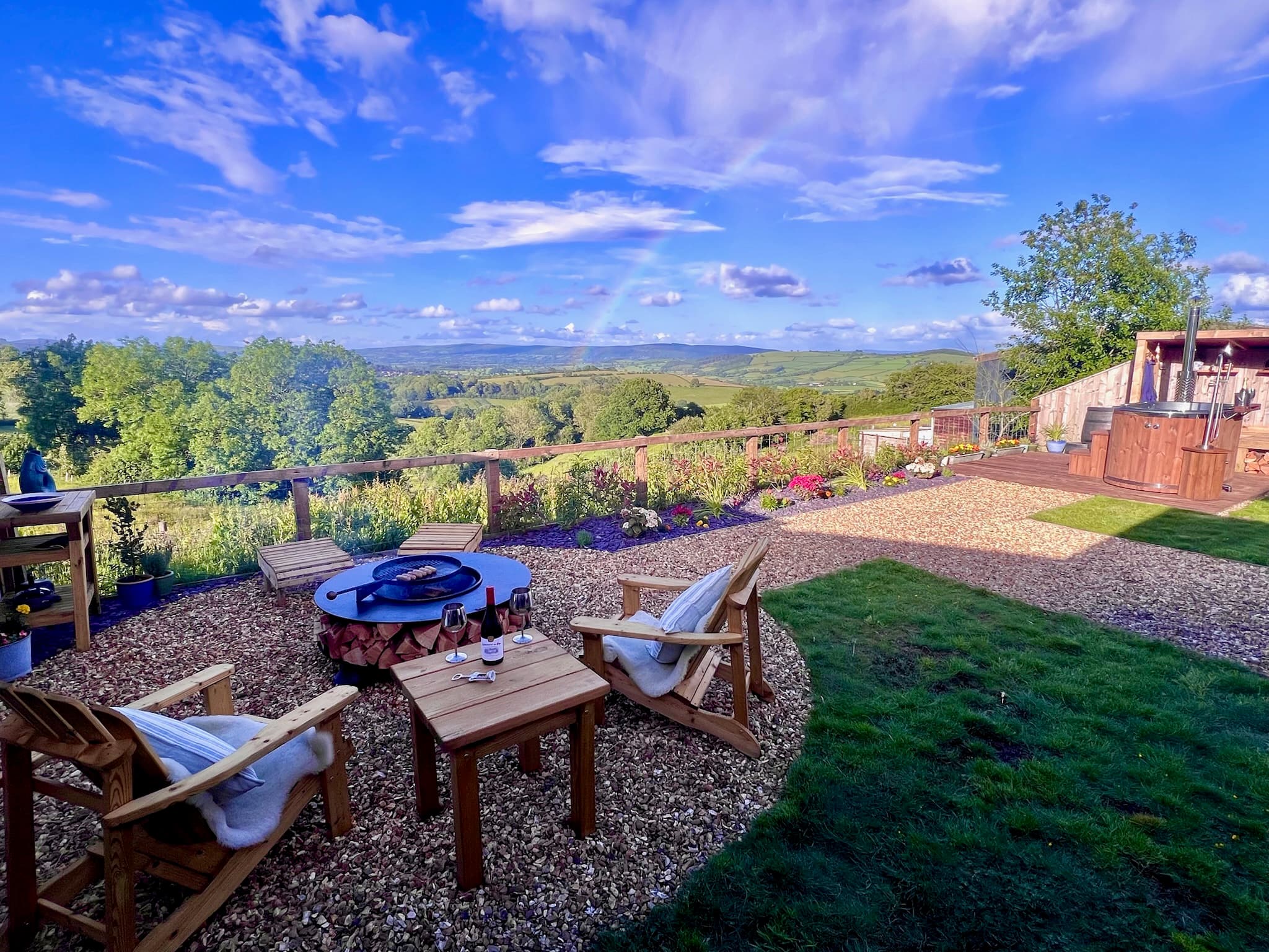 Shropshire Shepherds Hut with fire pit and countryside views